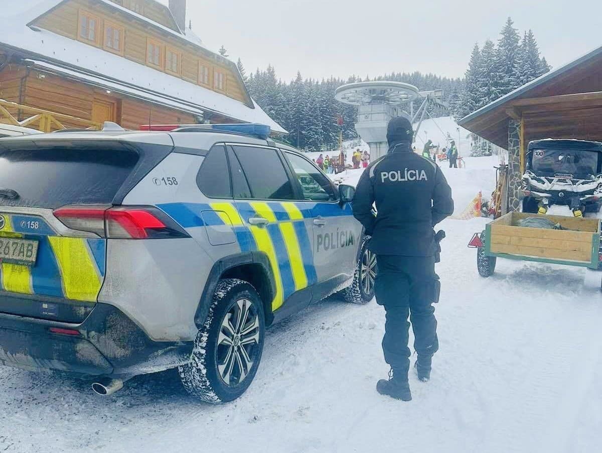 Polícia dohliada na bezpečnosť v lyžiarskych strediskách.