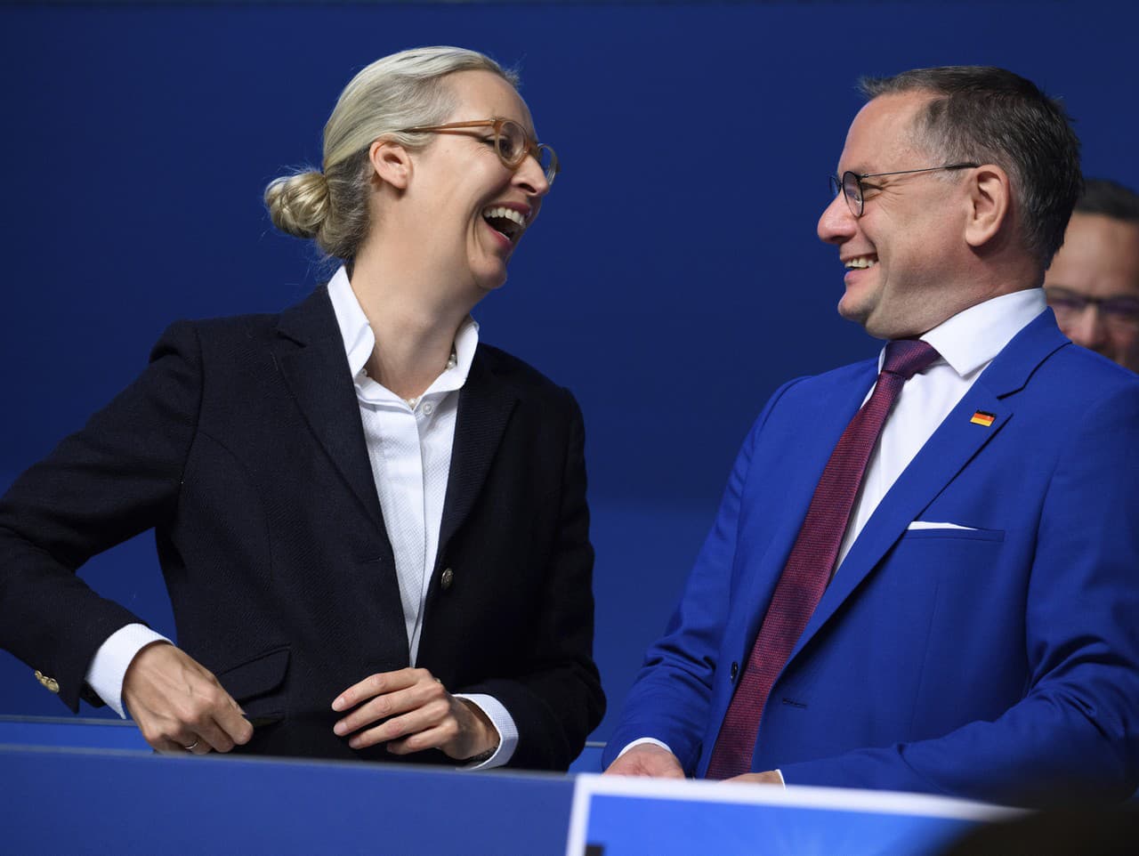 Spolupredsedovia krajne pravicovej strany Alternatíva pre Nemecko (AfD) Alice Weidelová a Tino Chrupalla.