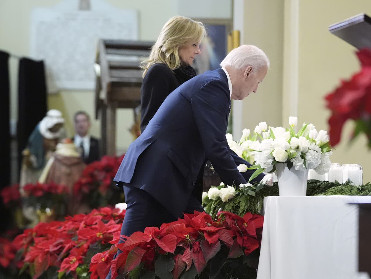 Prezident Joe Biden a prvá dáma Jill Bidenová kladú sviečku k oltáru počas účasti na medzináboženskej modlitbe za obete smrteľného útoku kamiónom na Nový rok v katedrále svätého Louisa v New Orleans v pondelok 6. januára 2025.