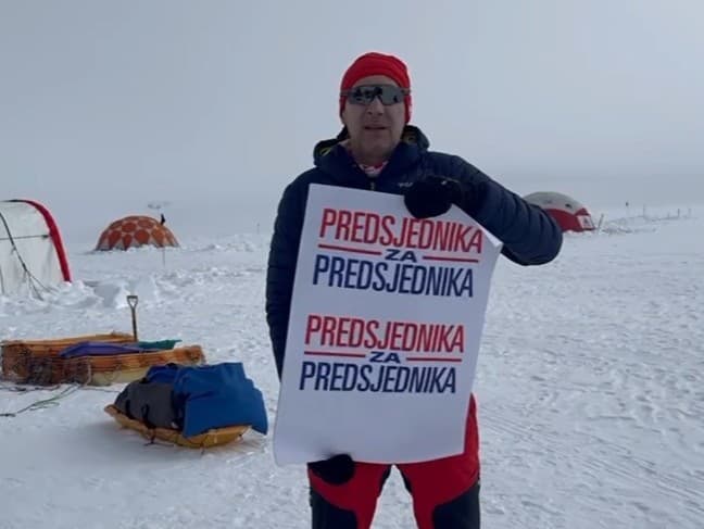 Bývalý chorvátsky minister obrany Ante Kotromanović. Z hory Mount Vinson v Antarktíde posiela podporu prezidentskému kandidátovi Zoranovi Milanovćovi. 