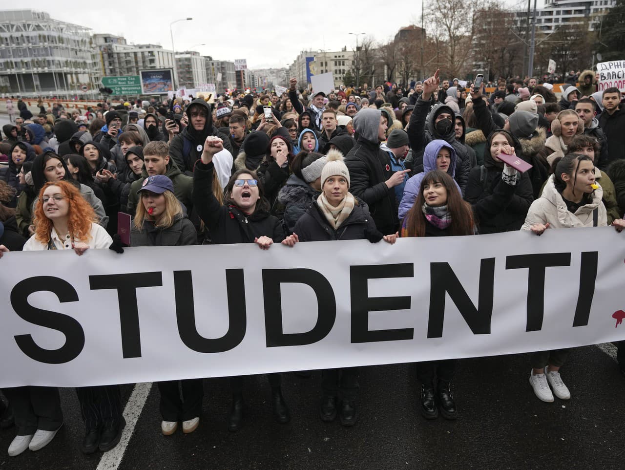 Študenti pochodujú počas protestu v Belehrade.
