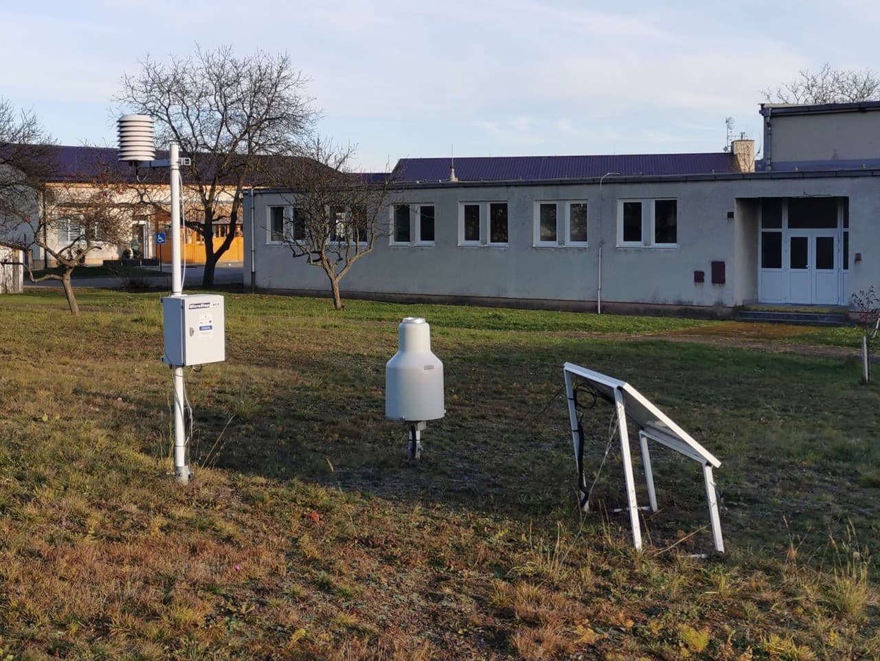 Slovenský hydrometeorologický ústav (SHMÚ) hľadá záujemcu v meste Malacky, ktorý prenajme pozemok na umiestnenie automatickej zrážkomernej stanice.