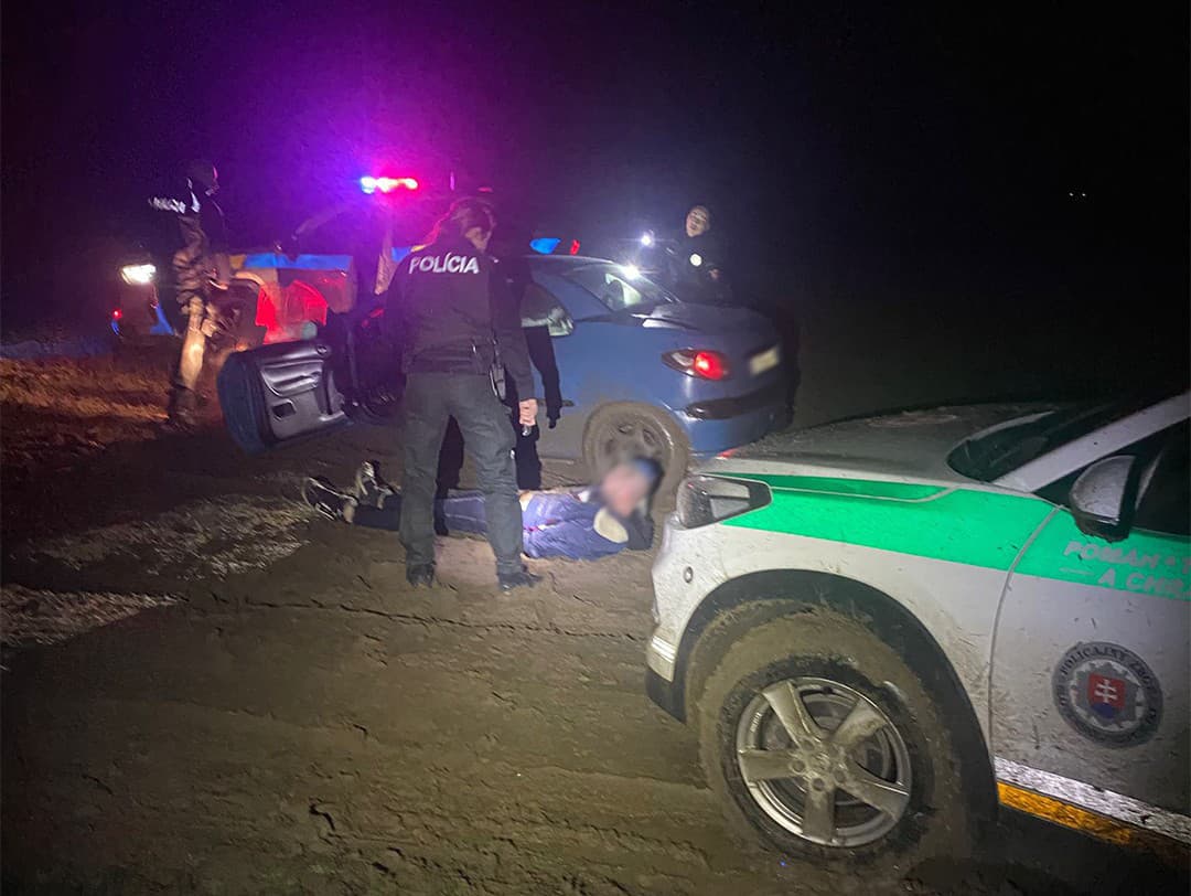 V podmienke a pod vplyvom drog unikal pred policajnými hliadkami.