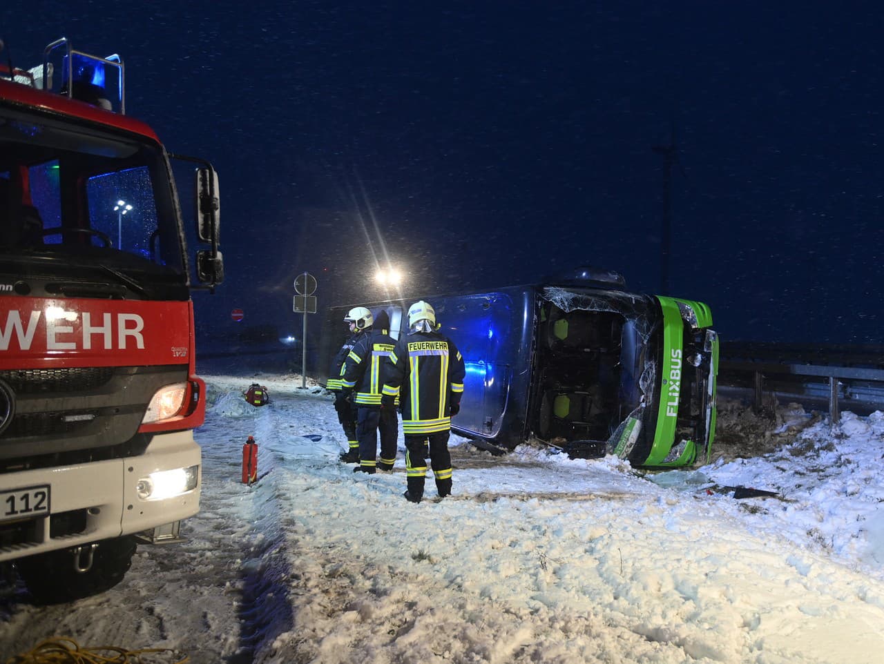Príslušníci záchranných zložiek zasahujú pri nehode autobusu spoločnosti Flixbus na diaľnici A11 v spolkovej krajine Brandenbursko na severovýchode Nemecka