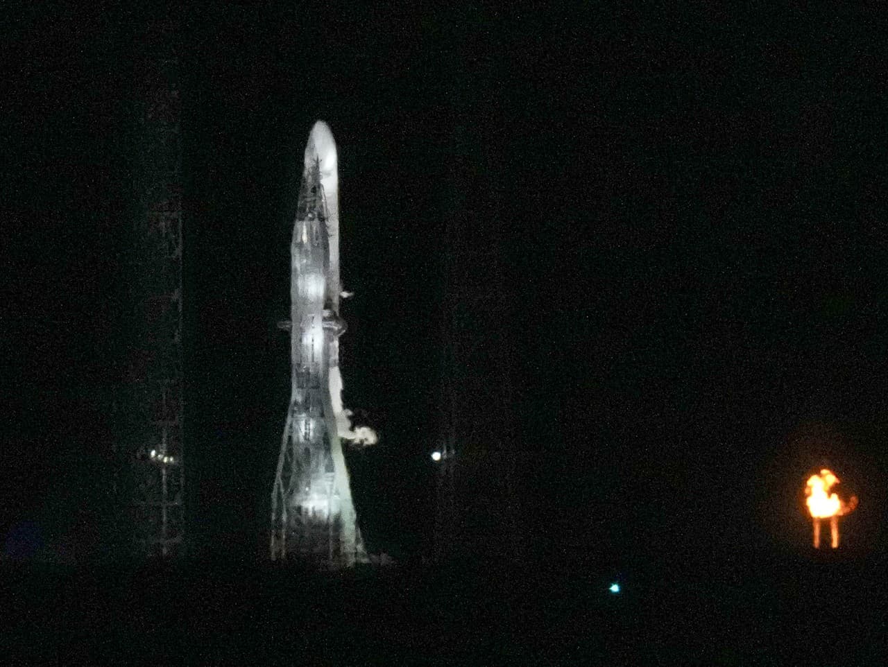 Raketu New Glenn spoločnosti Blue Origin je možné vidieť na štartovacom komplexe 36 krátko predtým, ako bol pokus o odpálenie odštartovaný na vesmírnej stanici Cape Canaveral Space Force Station.