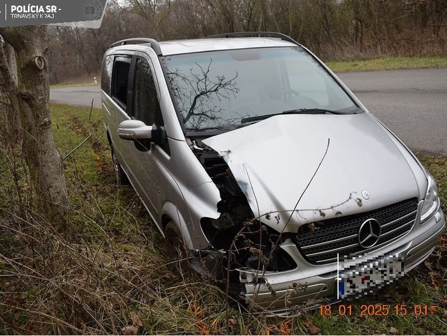  Muž pod vplyvom alkoholu narazil do zábradlia na odcudzenom vozidle