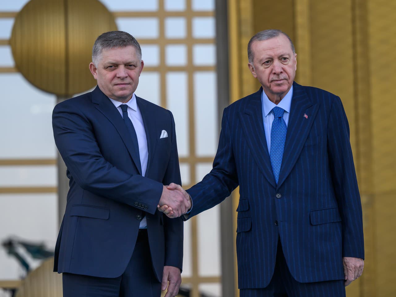 Na snímke zľava predseda vlády SR Robert Fico a turecký prezident Recep Tayyip Erdogan si podávajú ruky počas uvítacej ceremónie v Ankare