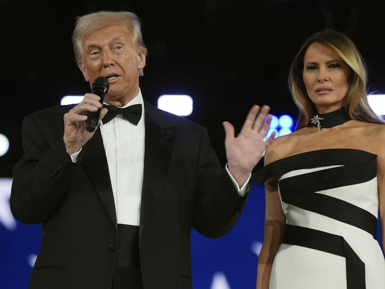 Prezident Donald Trump reční a prvá dáma Melania Trumpová počúva na Plese slobody, ktorý je súčasťou 60. prezidentskej inaugurácie.