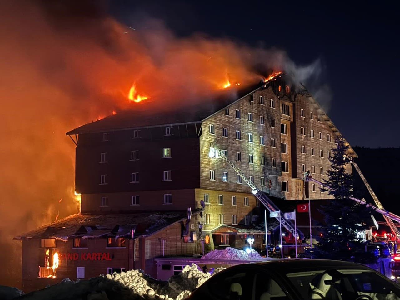 Hasiči pracujú na likvidácii požiaru v hoteli v lyžiarskom stredisku Kartalkaya v provincii Bolu na severozápade Turecka.