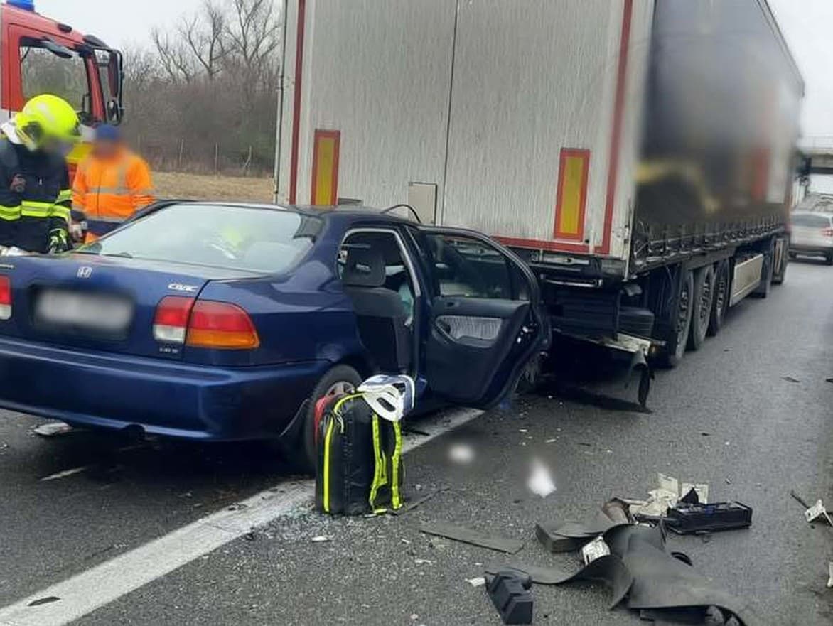 Na diaľnici D2 došlo k vážnej nehode
