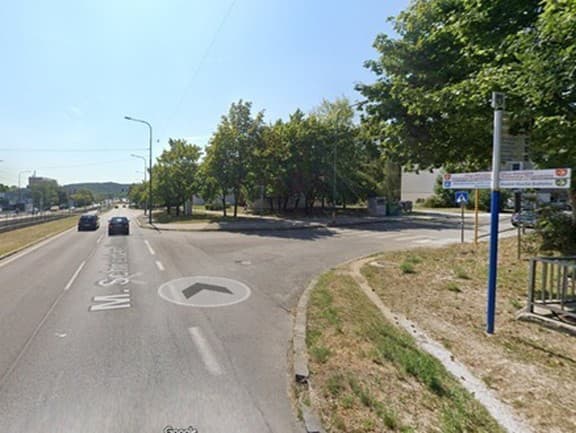 Polícia hľadá svedkov incidentu vodičov na križovatke v bratislavskej Dúbravke.