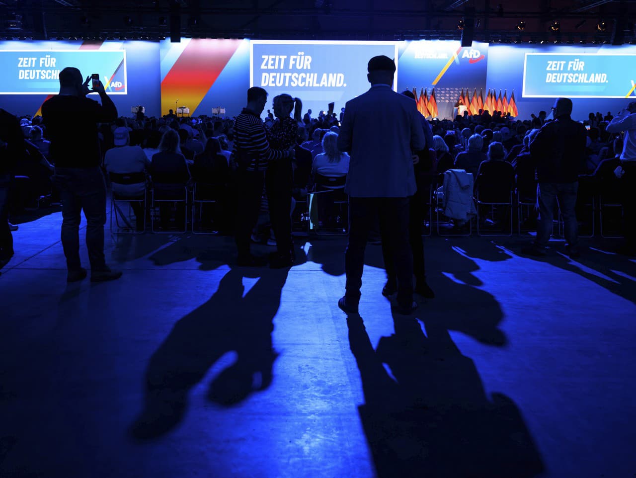 Návštevníci počas predvolebného mítingu krajne pravicovej Alternatívy pre Nemecko (AfD).