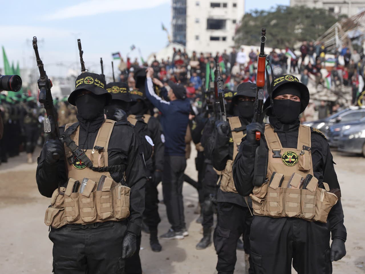 Bojovníci Hamasu a Islamského džihádu sú rozmiestnení v centre mesta Gaza pred plánovaným prepustením izraelských rukojemníkov.