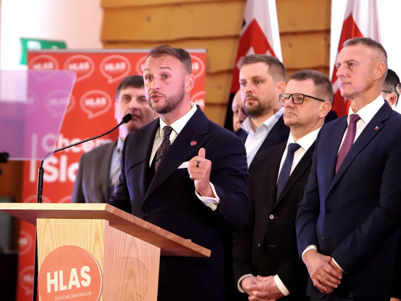 Uprostred predseda strany Hlas-SD Matúš Šutaj Eštok, vpravo podpredseda Hlas-SD Richard Raši, druhý vpravo člen predsedníctva Hlas-SD Peter Kmec a tretí vpravo člen predsedníctva Hlas-SD Kamil Šaško.