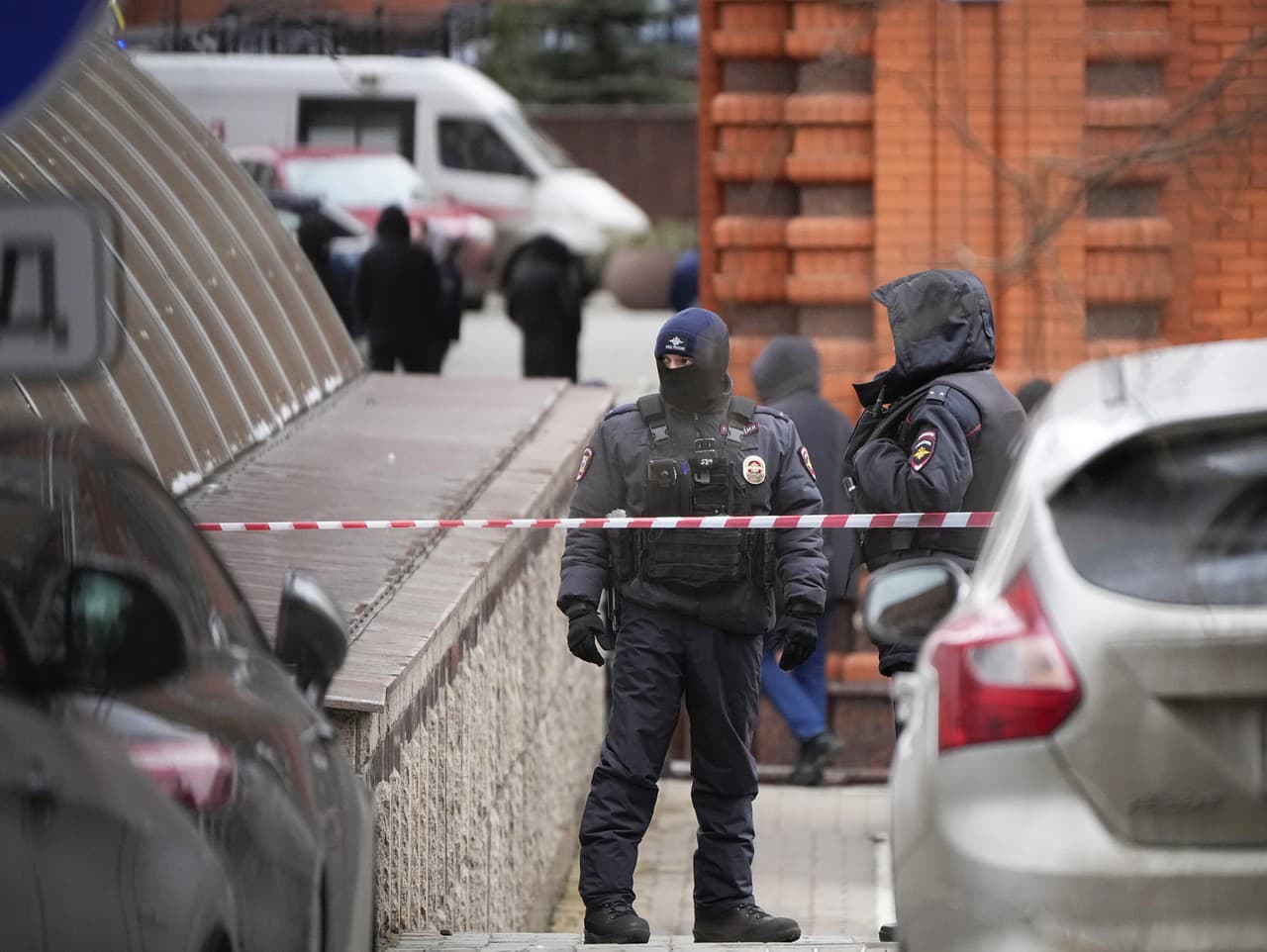 Sanitka parkuje po explózii pred výškovou obytnou budovou na severovýchode Moskvy.