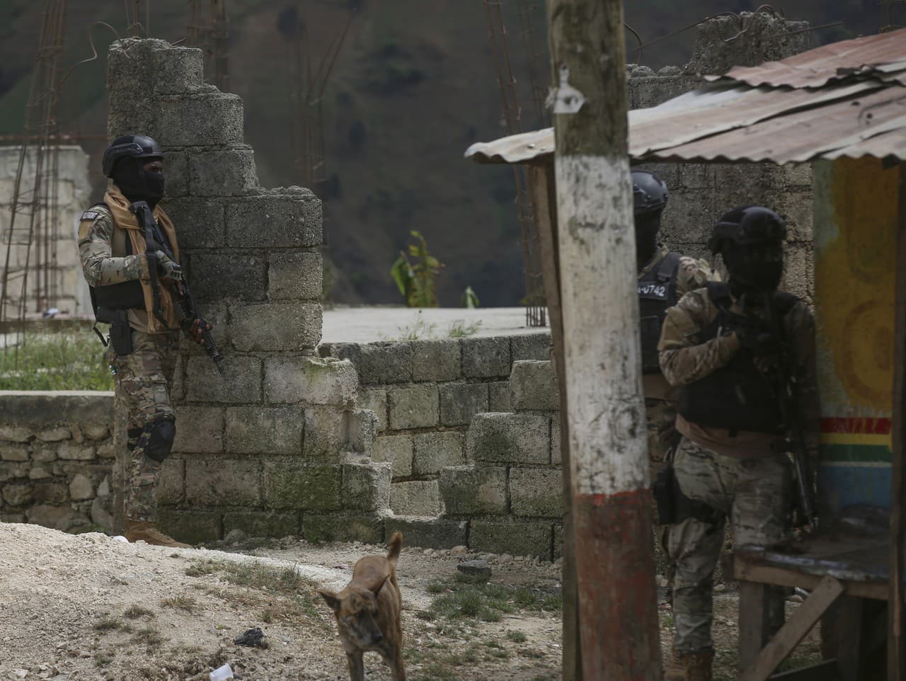 Policajti stoja na stráži počas operácie proti gangom vo štvrti Kenscoff v Port-au-Prince na Haiti v pondelok 3. februára 2025.