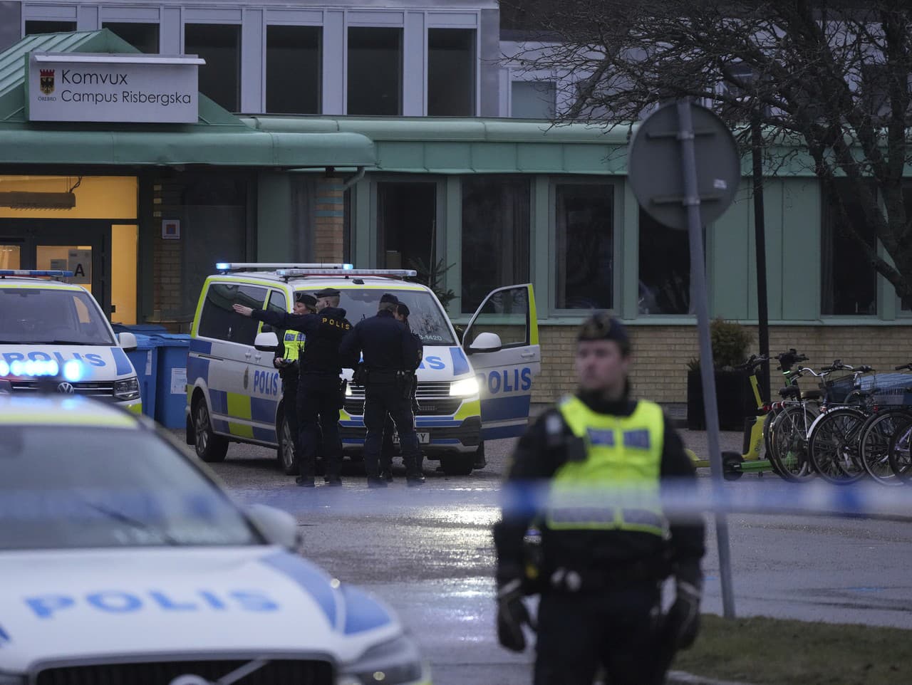 Policajti hliadkujú pred vzdelávacím centrom pre dospelých Campus Risbergska vo švédskom meste Örebro v stredu 5. februára 2025.