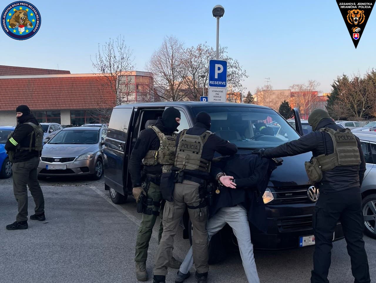 Policajná akcia Irakli. Obvinili gang, ktorý zarábal na falšovaní povolení pre cudzincov.