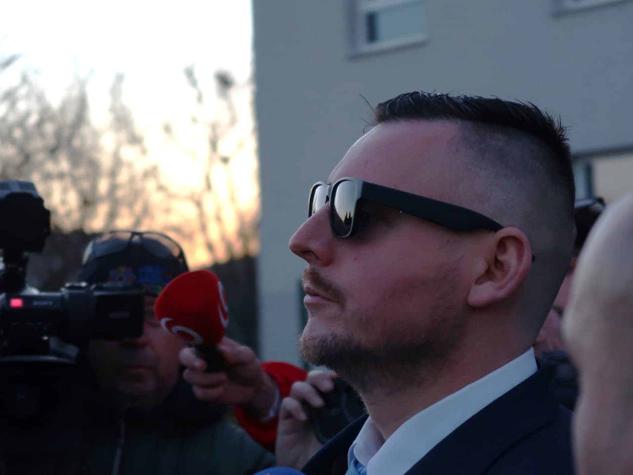 Trestne stíhaný Daniel Bombic nasadá do auta pred budovou Špecializovaného trestného súdu (ŠTS) v Pezinku.