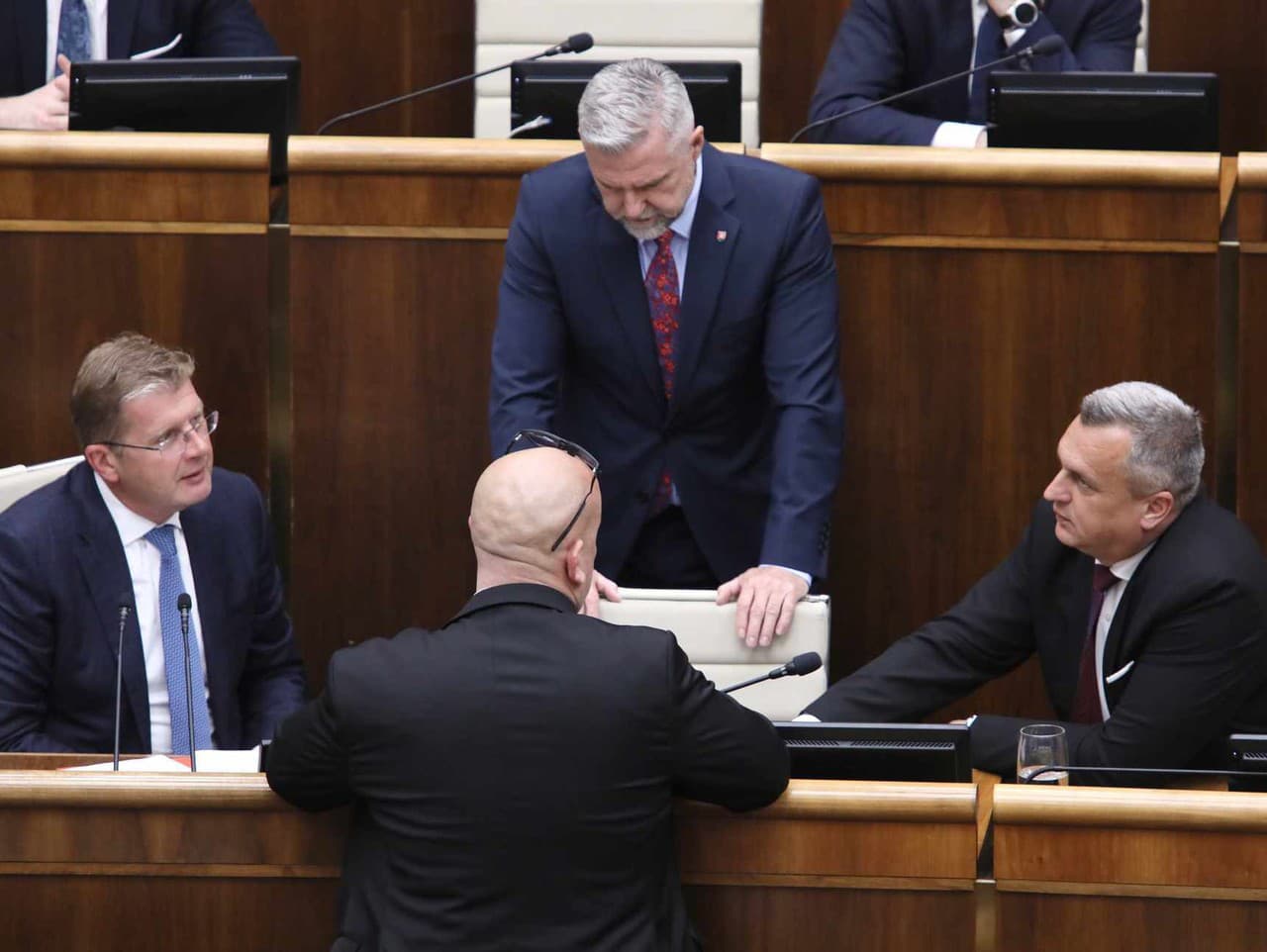 Parlament v skrátenom legislatívnom konaní schválil zmeny v zdravotníckom a stavebnom zákone.