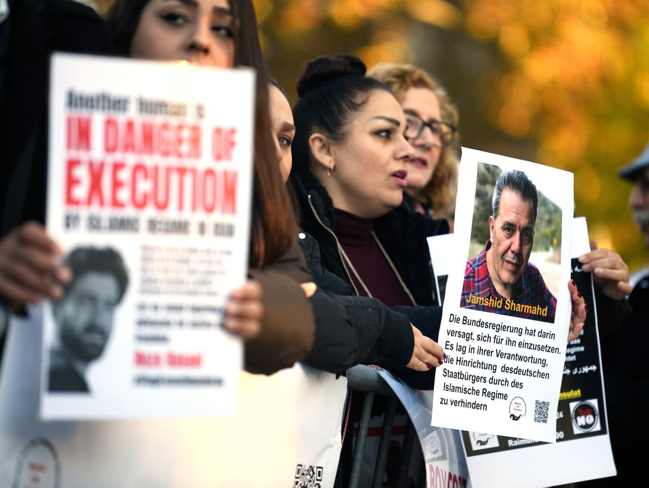 Ľudia protestujú proti poprave nemecko-iránskeho občana Džamšída Šármahda.