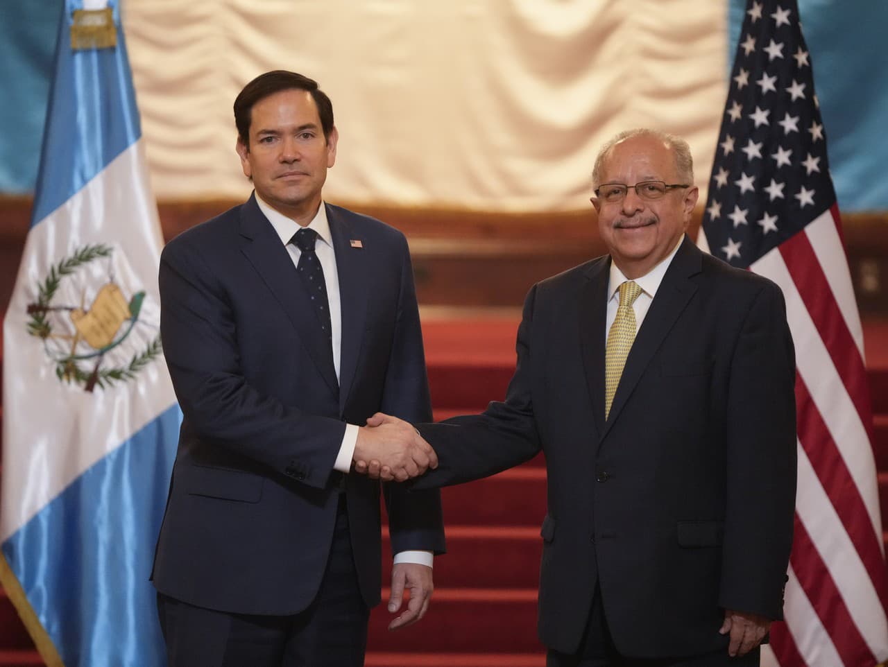Americký minister zahraničných vecí Marco Rubio (vľavo) si podáva ruku so svojím guatemalským rezortným partnerom Carlosom Ramirom Martinezom.