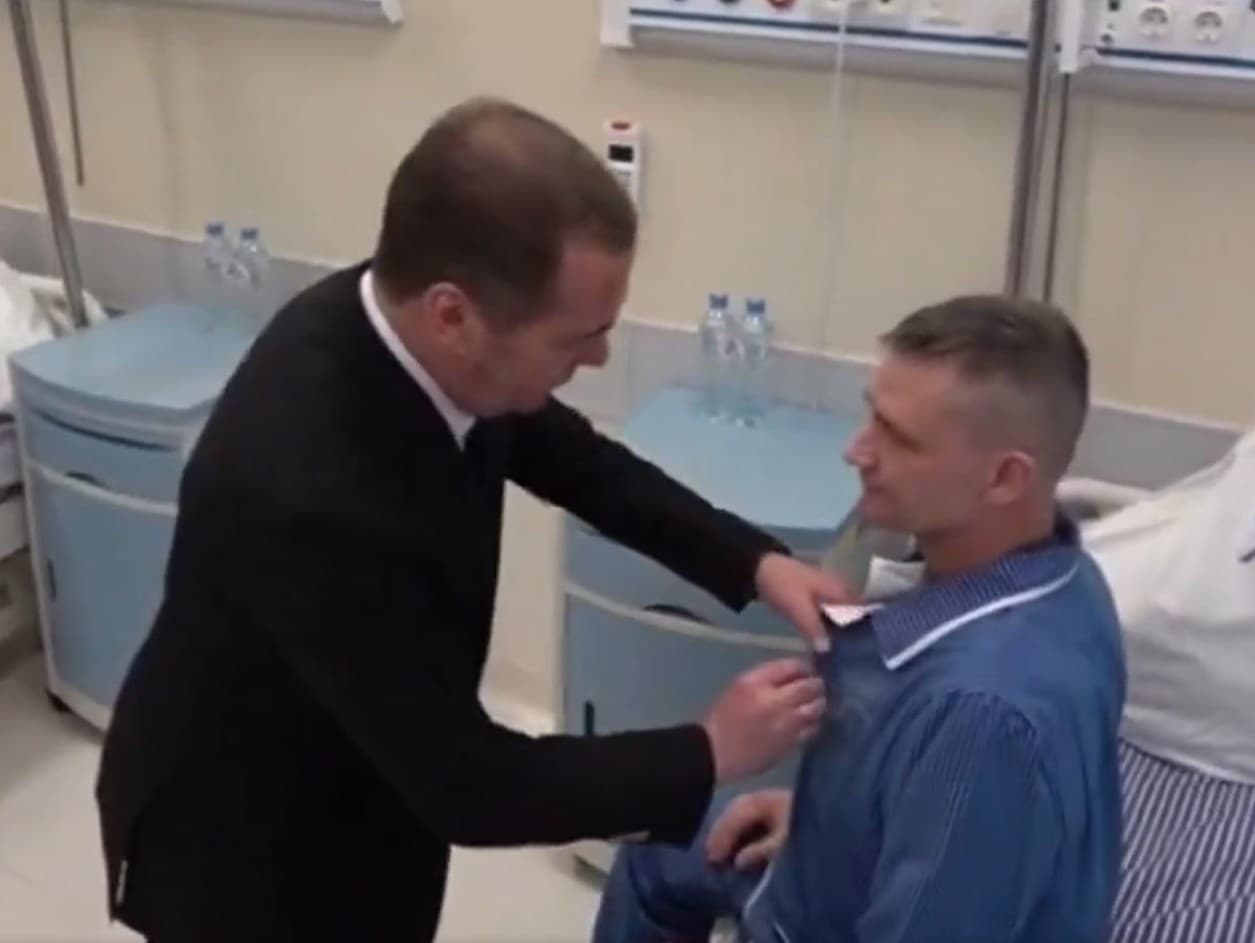 Dmitrij Medvedev pôsobil dojmom, akoby bol opitý.