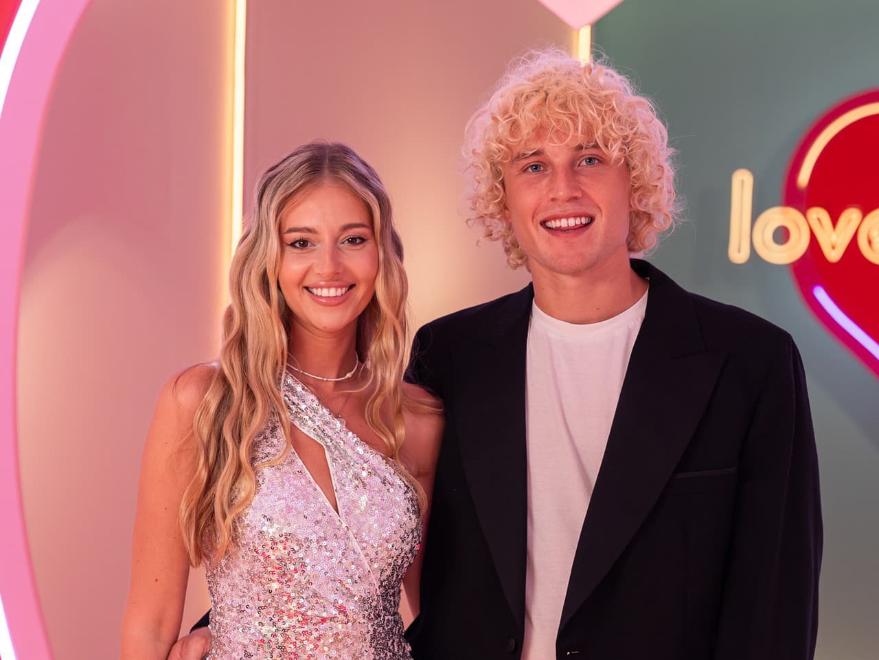 Víťazi Love Islandu Majka Glatzová a Chris Jirout