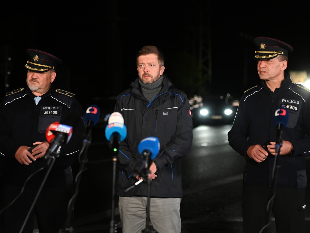 Na snímke zľava riaditeľ polície Juhomoravského kraja Leoš Tržil, minister vnútra ČR Vít Rakušan a prezident českej polície Martin Vondrášek