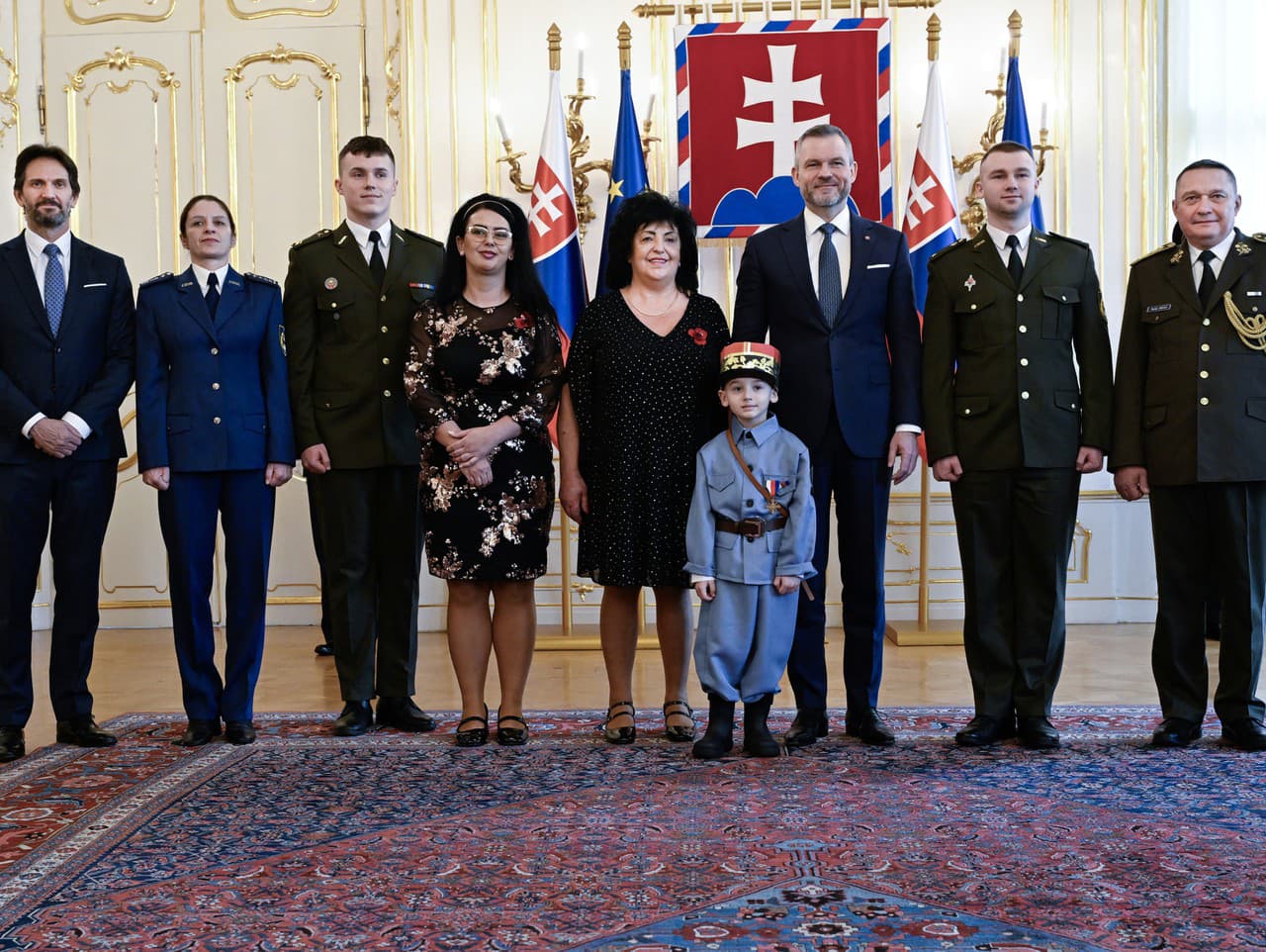 Na snímke zľava minister obrany SR Robert Kaliňák, manželka zosnulého príslušníka 51. krídla Prešov, majora Štefana Velikého Viera, vojak Dominik Jurko, učiteľky Základnej školy M. R. Štefánika v Spišskej Belej Petra Džerengová a Beáta Gottzmanová, prezid