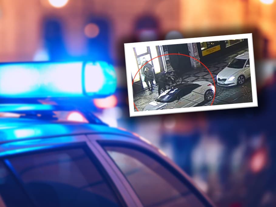 Muž od zlosti hodil bicykel o zaparkované auto.