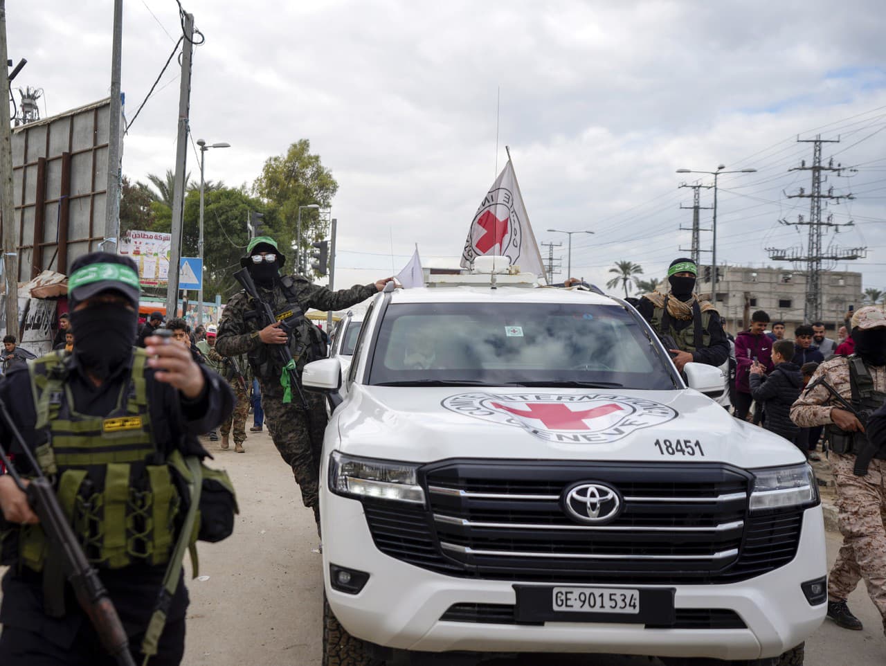Vozidlá Červeného kríža, ktoré sprevádzajú bojovníci palestínskeho radikálneho hnutia Hamas.