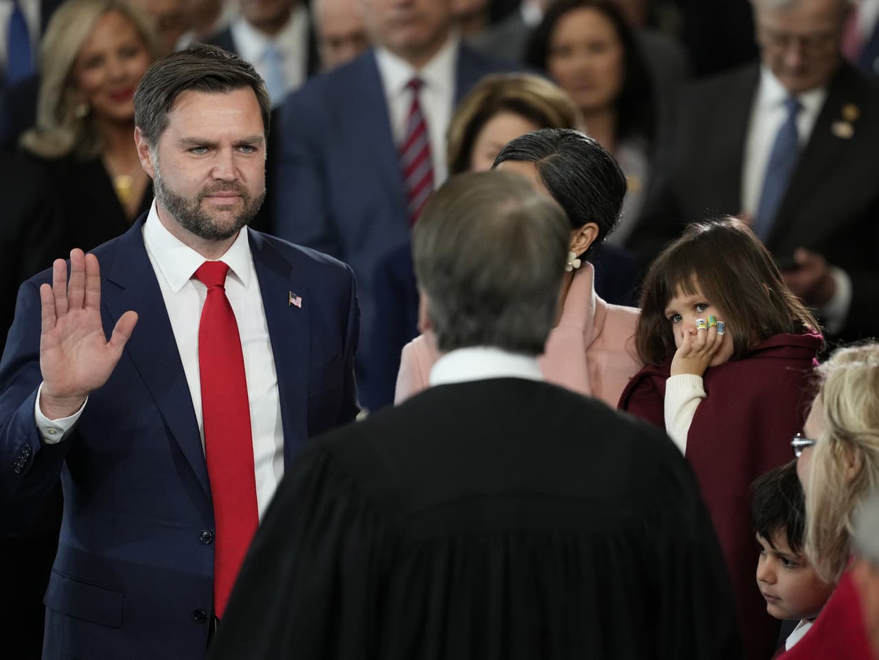 JD Vance skladá prísahu ako viceprezident do rúk sudcu Najvyššieho súdu Bretta Kavanaugha.