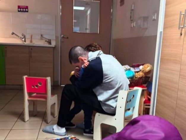 Dojímavé stretnutie otca so synom po 491 dňoch v zajatí
