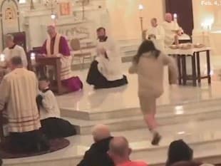 Katolíckeho kňaza Davida Gainesa napadol útočník počas bohoslužby.