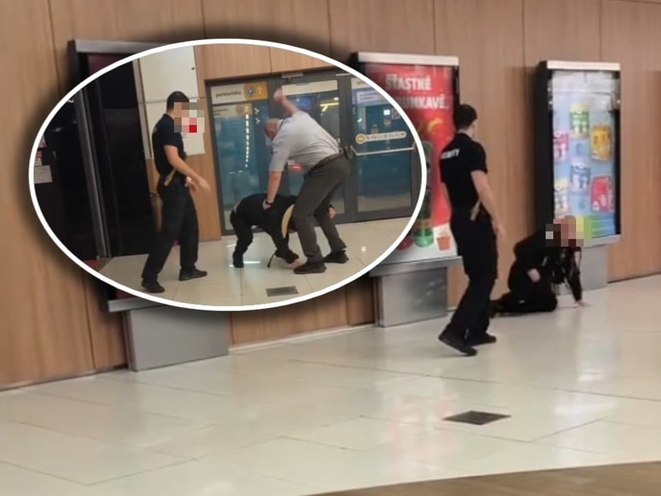 Bitka pred vstupom do kina upútala verejnosť a viacerí si ju natáčali na mobil.
