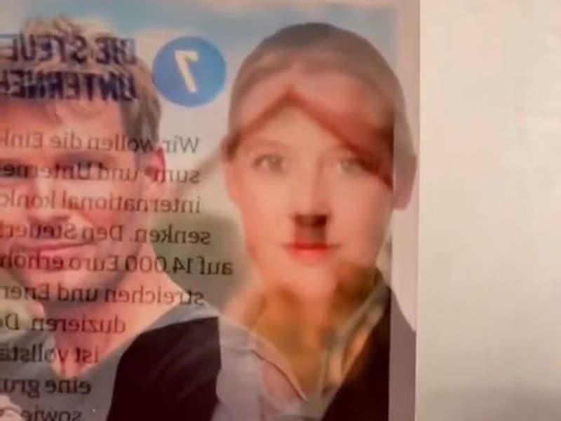 Kandidátke nemeckej strany AfD sa objavia akoby hitlerove fúzy na letáku