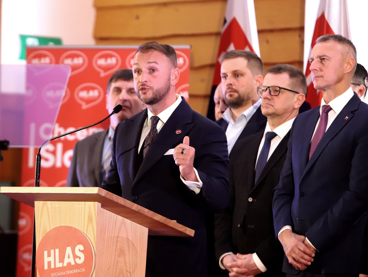 Uprostred predseda strany Hlas-SD Matúš Šutaj Eštok, vpravo podpredseda Hlas-SD Richard Raši, druhý vpravo člen predsedníctva Hlas-SD Peter Kmec a tretí vpravo člen predsedníctva Hlas-SD Kamil Šaško.