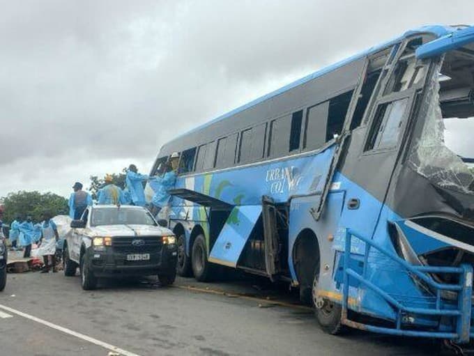Tragická zrážka autobusu a nákladného auta v Zimbabwe.