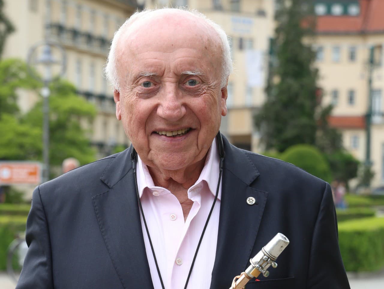 Felix Slováček v Piešťanoch na otvorení výstavy Alfonza Muchu