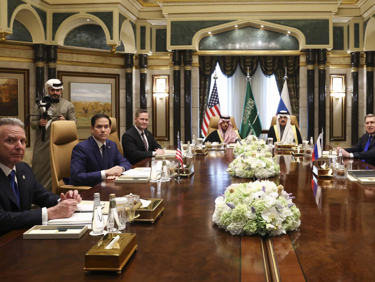 Americký minister zahraničných vecí Marco Rubio (druhý zľava) sa stretáva so saudskoarabským ministrom zahraničných vecí princom Faisal bin Farhan Al Saudom, saudskoarabským poradcom pre národnú bezpečnosť Mosaad bin Mohammad Al-Aiban, americkým poradcom 