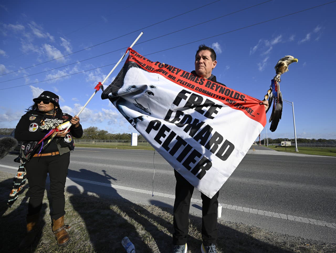 Priaznivci reagujú, keď lietadlo s Leonardom Peltierom vchádza na pristávaciu dráhu na medzinárodnom letisku Leesburg