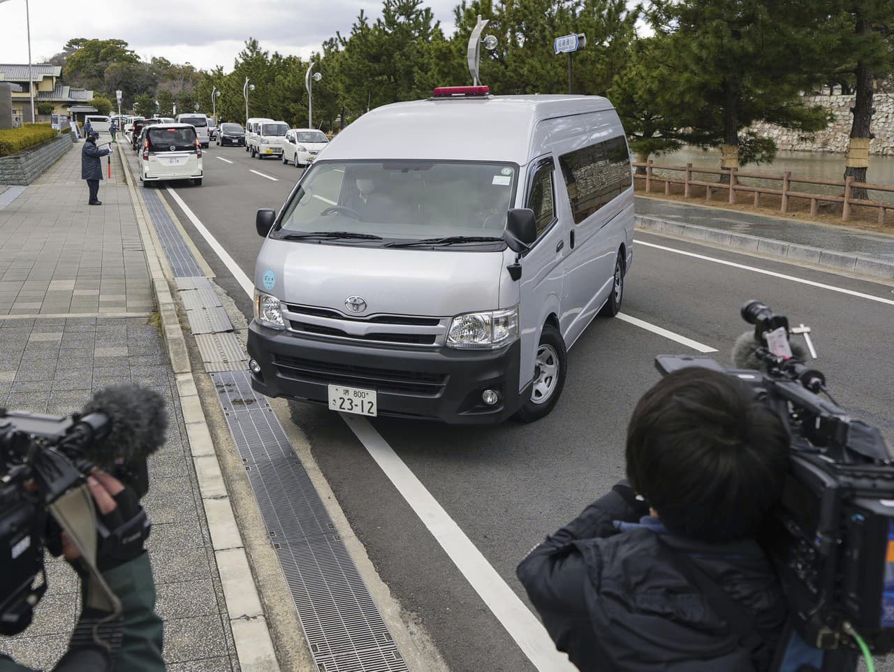 Vozidlo, v ktorom sa pravdepodobne nachádza Riudži Kimura, ktorý hodil podomácky vyrobenú rúrkovú bombu na bývalého japonského premiéra Fumia Kišidu na podujatí kampane 2023, prichádza k okresnému súdu vo Wakajame na západe Japonska v stredu 19. februára 