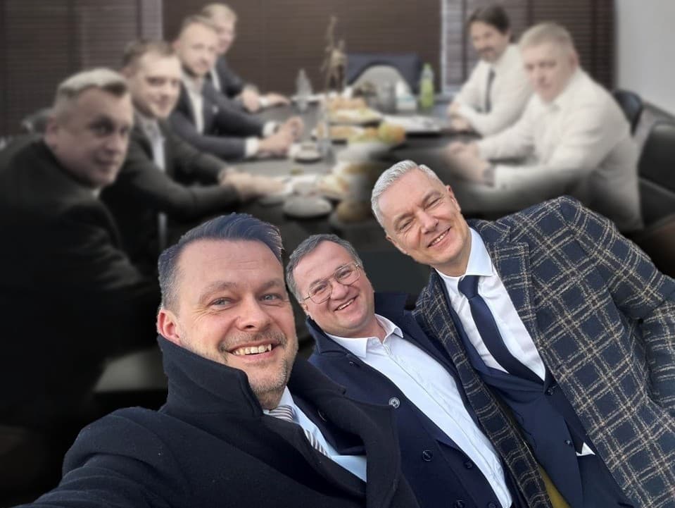 Migaľovci sú zrejme príčinou, prečo sa koaličné rokovania zasekli a môžu trvať týždne.