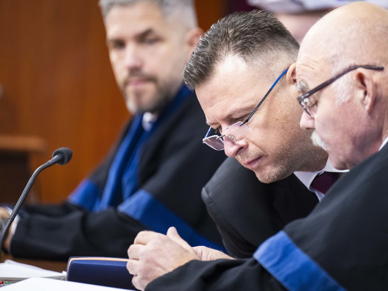 Na snímke zľava advokát Tomáš Rosina, obžalovaný bývalý minister spravodlivosti SR Gábor Gál a chrbtom advokát Peter Vačok
