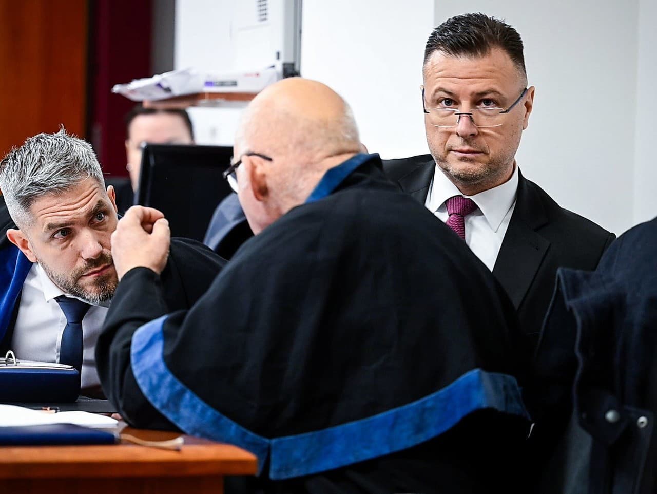 Na snímke zľava advokát Tomáš Rosina, obžalovaný bývalý minister spravodlivosti SR Gábor Gál a chrbtom advokát Peter Vačok