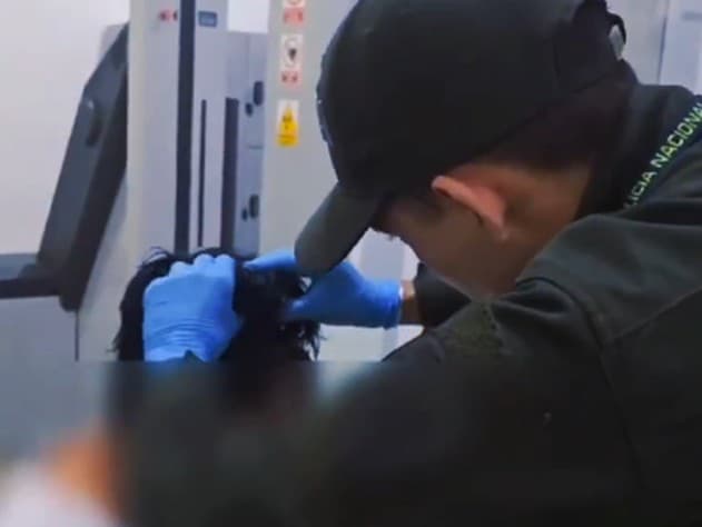 Muž skrýval pod parochňou 19 balíkov bieleho prášku