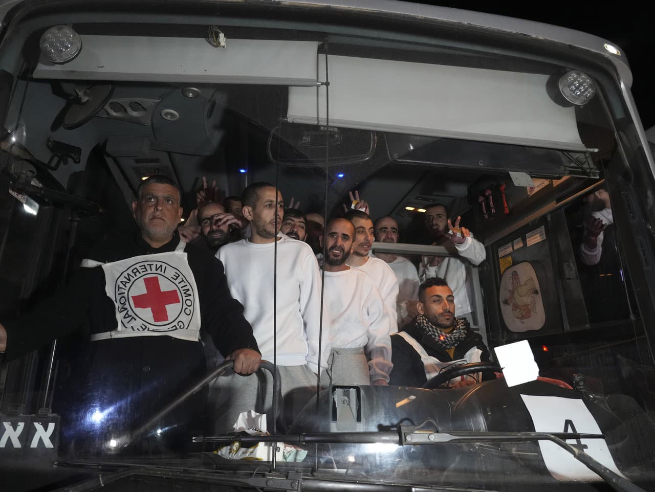 Oslobodení palestínski väzni prichádzajú do pásma Gazy po prepustení z izraelského väzenia 