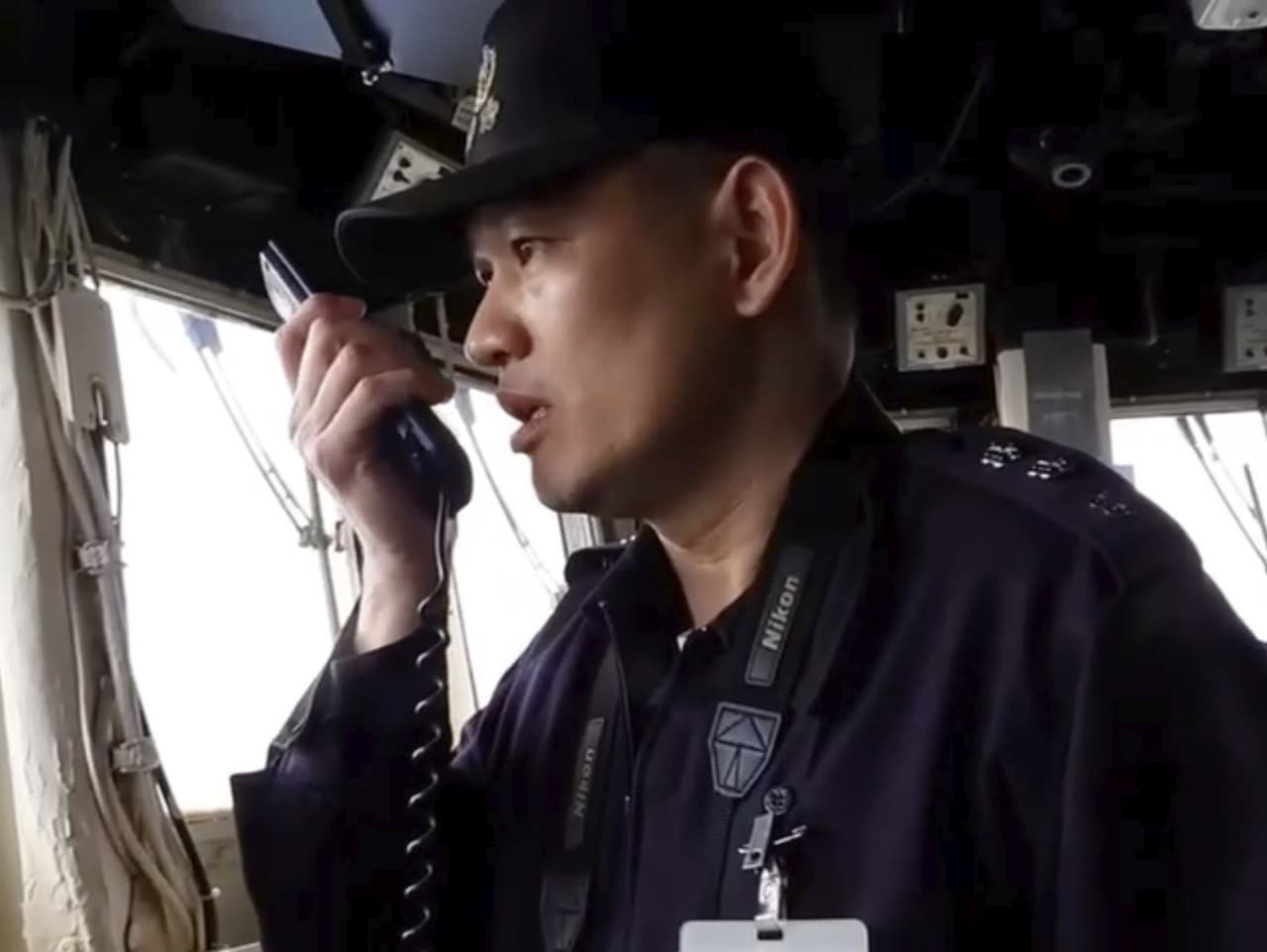 Na snímke z videozáznamu je člen taiwanského námorníctva reaguje cez interkom na čínske vojnové lode, ktoré vykonávajú cvičenie približne 40 námorných míľ (74 km) od pobrežia západných taiwanských miest Kaohsiung a Pingtung v stredu 26. februára 2025.