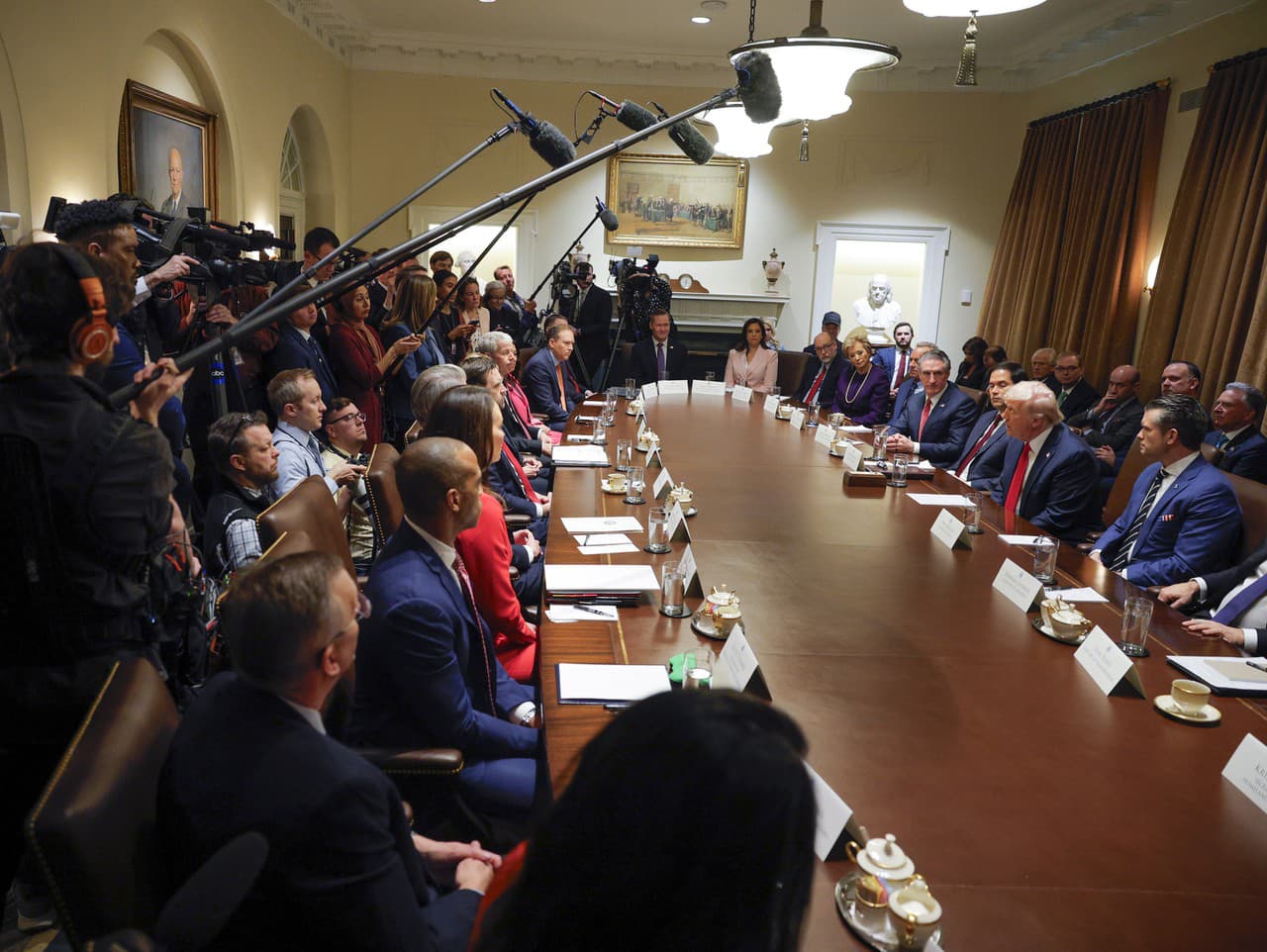 Prezident Donald Trump počas zasadnutia vlády v Bielom dome vo Washingtone v utorok 26. februára 2025.